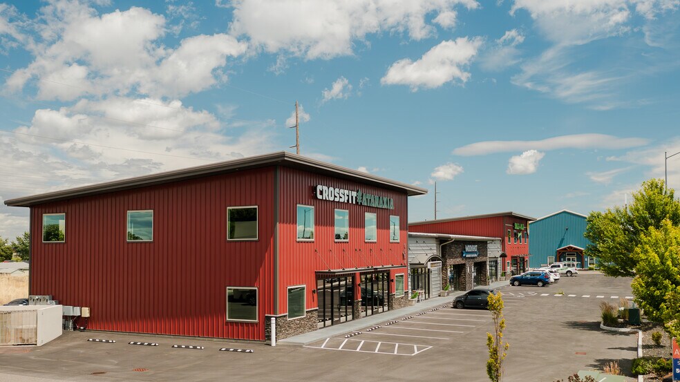 More Photos Of 8804 W Victoria Ave, Kennewick Showroom For Lease