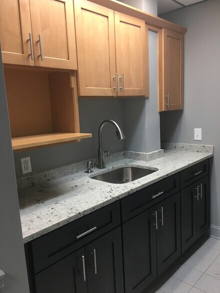 More Photos Of 69 Readington Rd, Branchburg Showroom For Lease