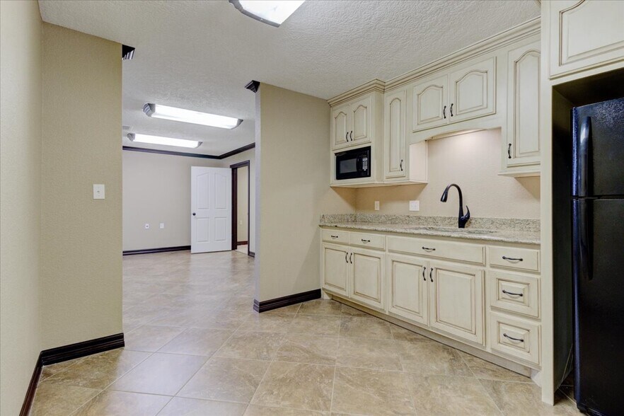 More Photos Of 21232 Ih 10, Vidor Warehouse For Lease