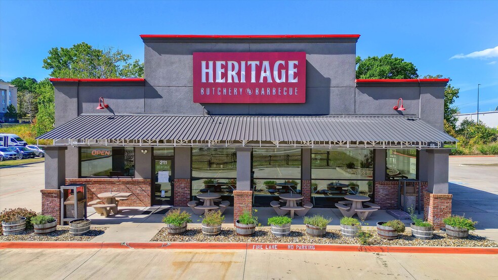 Primary Photo Of 211 N US Highway 75, Denison Restaurant For Lease