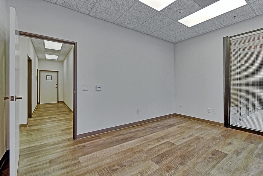 More Photos Of 4483 McGrath St, Ventura Service For Lease