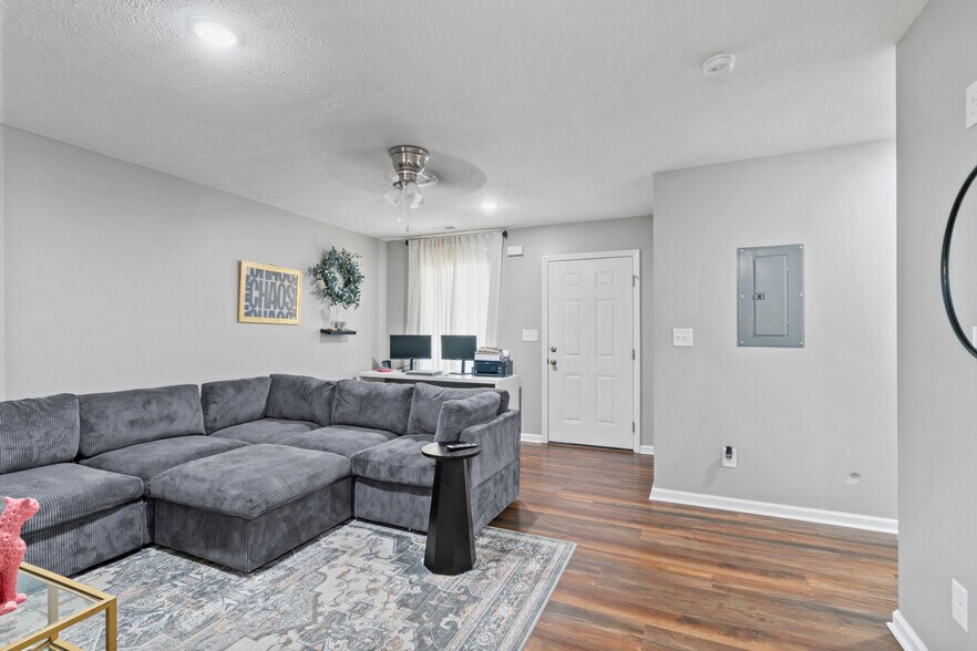 More Photos Of 21 Lost Ln, McEwen Apartments For Sale