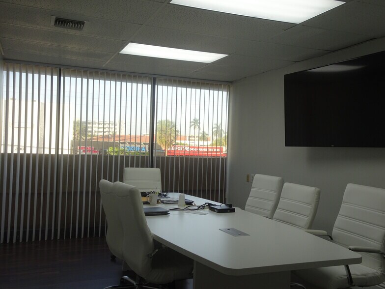 More Photos Of 2826 E Oakland Park Blvd, Fort Lauderdale Office For Sale