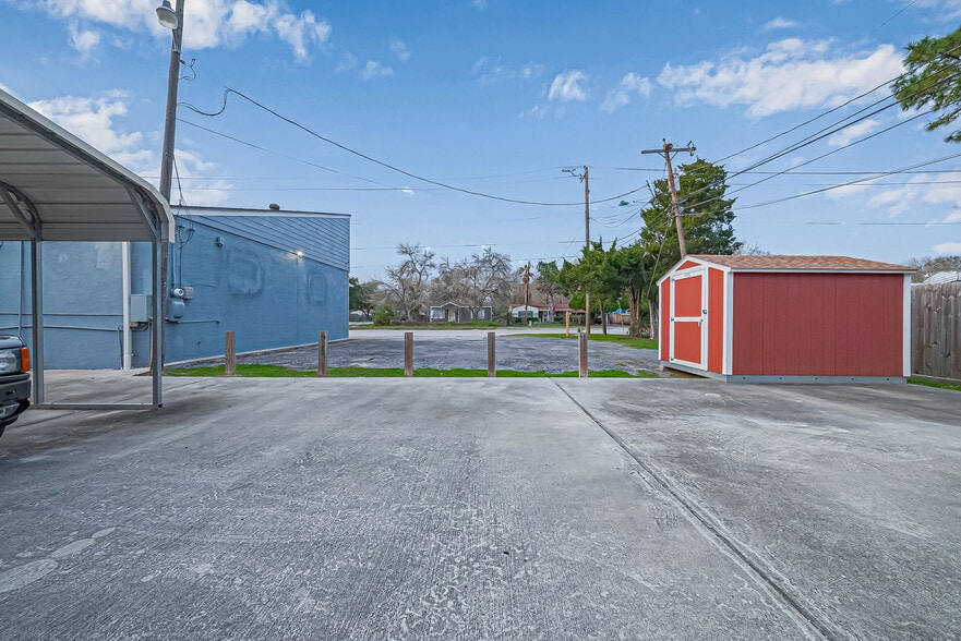 More Photos Of 2329 Cedar Dr, La Marque Freestanding For Sale