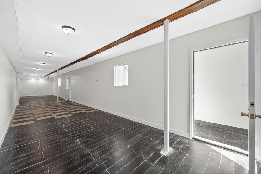 More Photos Of 124 10th St, Clarksville Flex For Sale