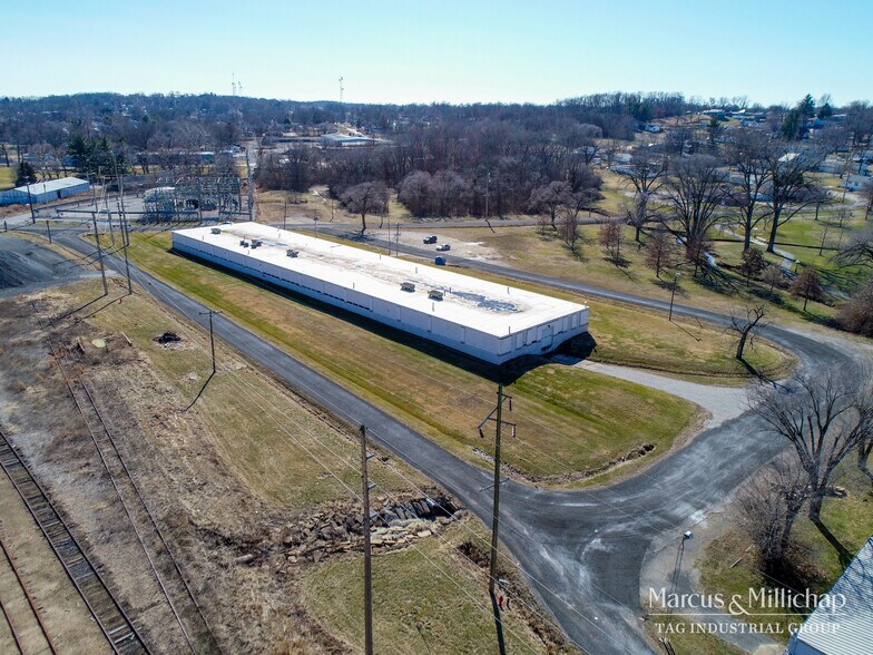More Photos Of 1015 W Jefferson St, Vandalia Warehouse For Lease