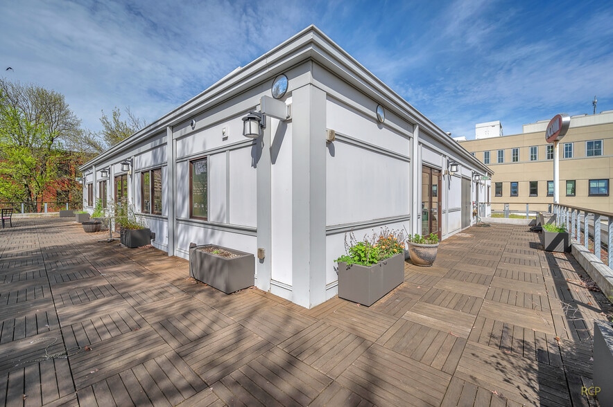 More Photos Of 75 NW Couch St, Portland Medical For Lease