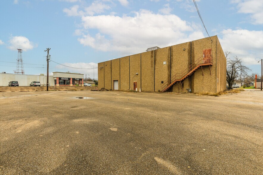 More Photos Of 1210 Lake Air Dr, Waco Freestanding For Sale