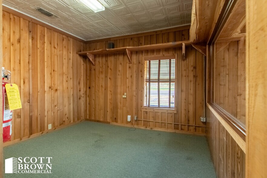 More Photos Of 108 W Hughes St, Collinsville Freestanding For Lease