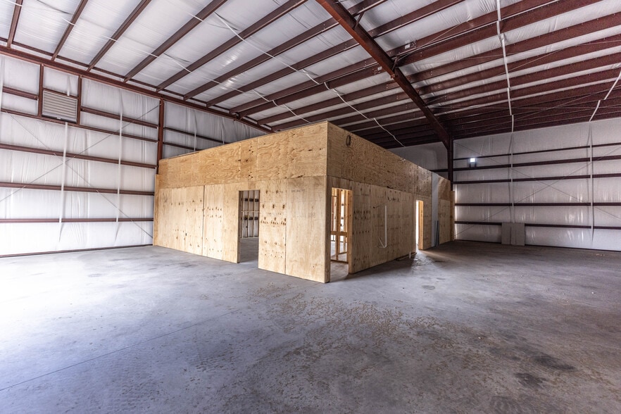 More Photos Of 3023 E C 48, Center Hill Warehouse For Lease