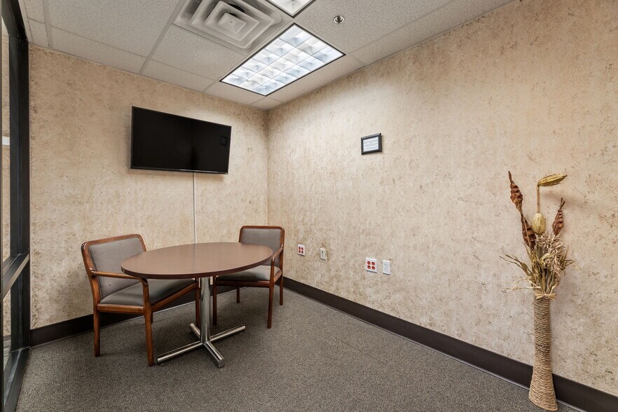 More Photos Of 940 N I-35 E, Lancaster Auto Dealership For Lease