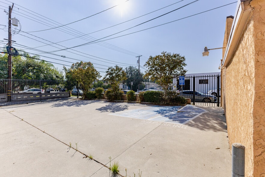 More Photos Of 1020 W Magnolia Blvd, Burbank Warehouse For Lease