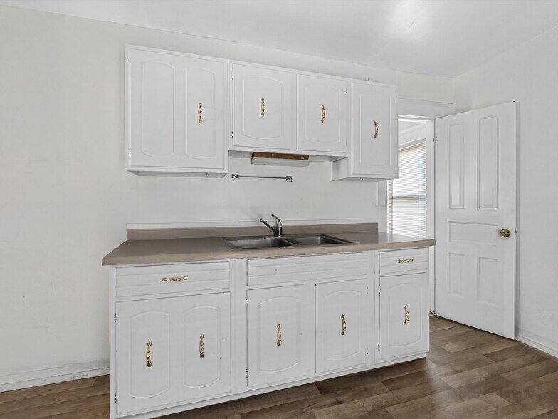 More Photos Of 914 S 10th St, Manitowoc Storefront Retail Residential For Sale