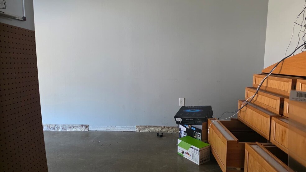 More Photos Of 1713 Park Pl, College Station General Retail For Lease