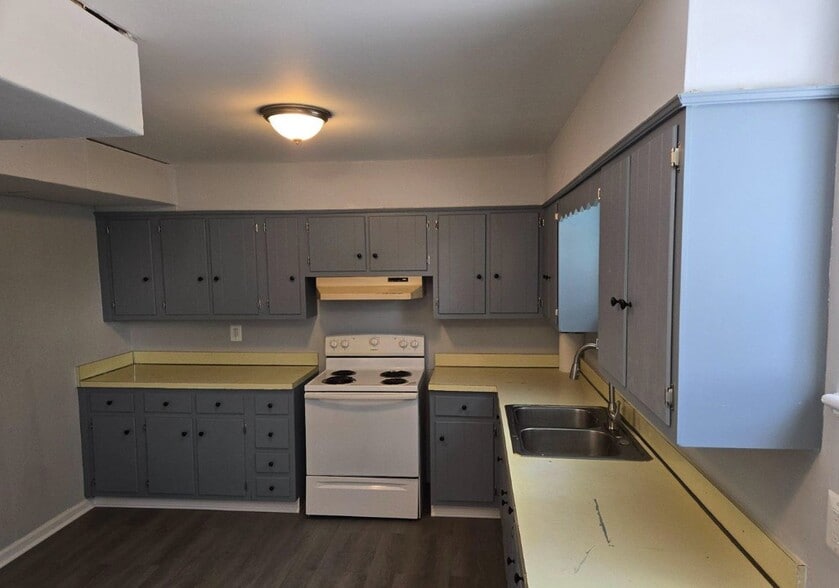 More Photos Of 2906 Central Rd, Cambridge Flex For Sale