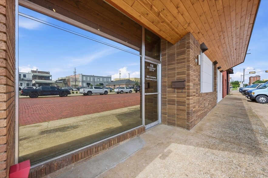 More Photos Of 118 W Chestnut St, Denison Office For Sale