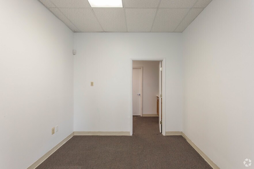 More Photos Of 8390 Terminal Rd, Lorton Warehouse For Lease