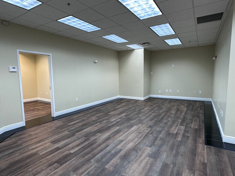 More Photos Of 6200 Metrowest Blvd, Orlando Office For Sale