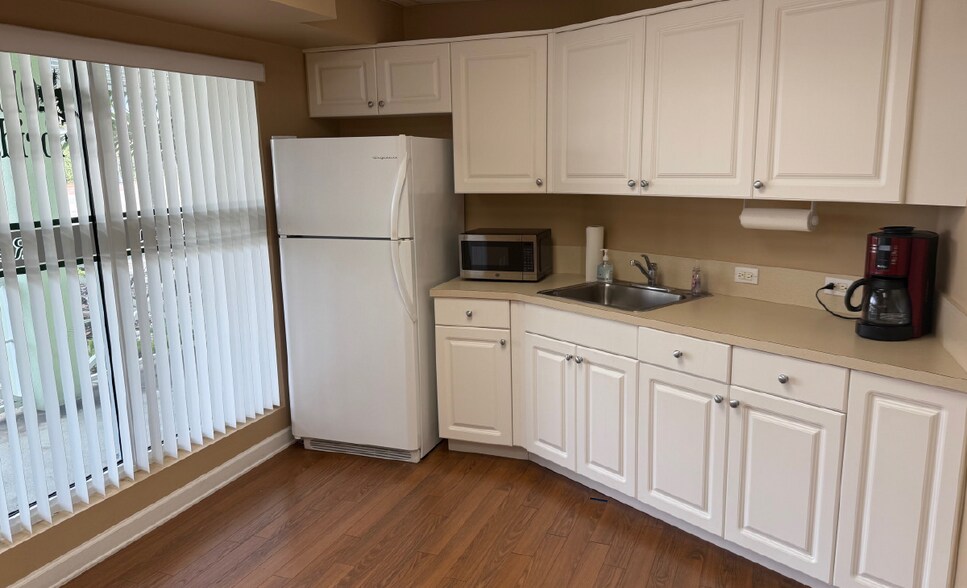 More Photos Of 612-616 SE Dixie Hwy, Stuart Office For Lease