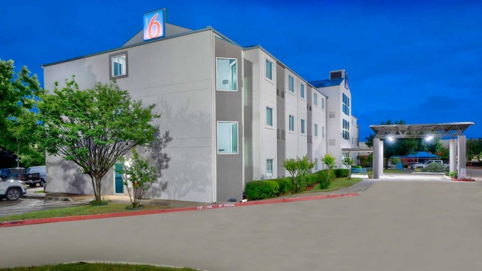 More Photos Of 8601 Benbrook Blvd, Benbrook Hotel For Sale