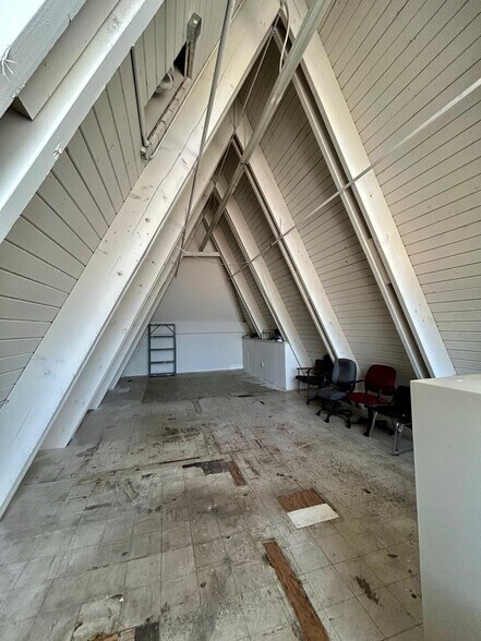 More Photos Of 22001-22027 Kelly Rd, Eastpointe Office For Lease