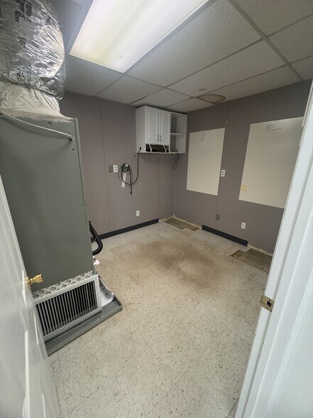 More Photos Of 1421 N Limestone St, Gaffney Office For Sale