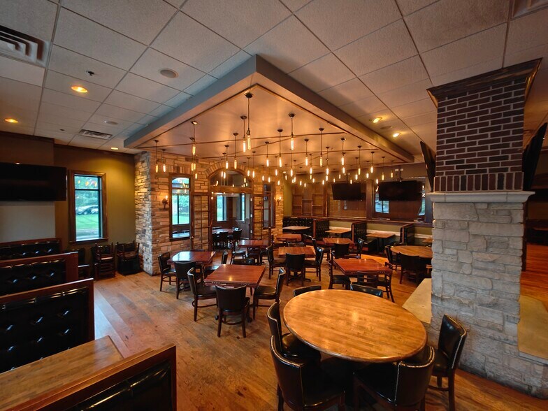 More Photos Of 1501 S IL Route 31, Mchenry Restaurant For Lease