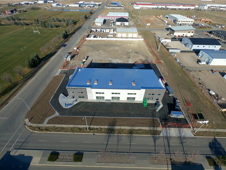 More Photos Of 3233 30 St N, Lethbridge Warehouse For Lease