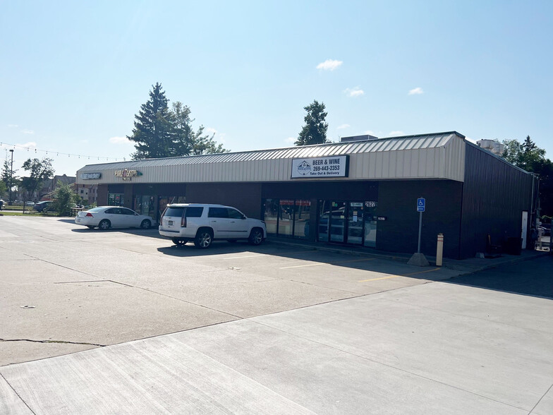 Primary Photo Of 2623-2627 W Michigan Ave, Kalamazoo Restaurant For Lease