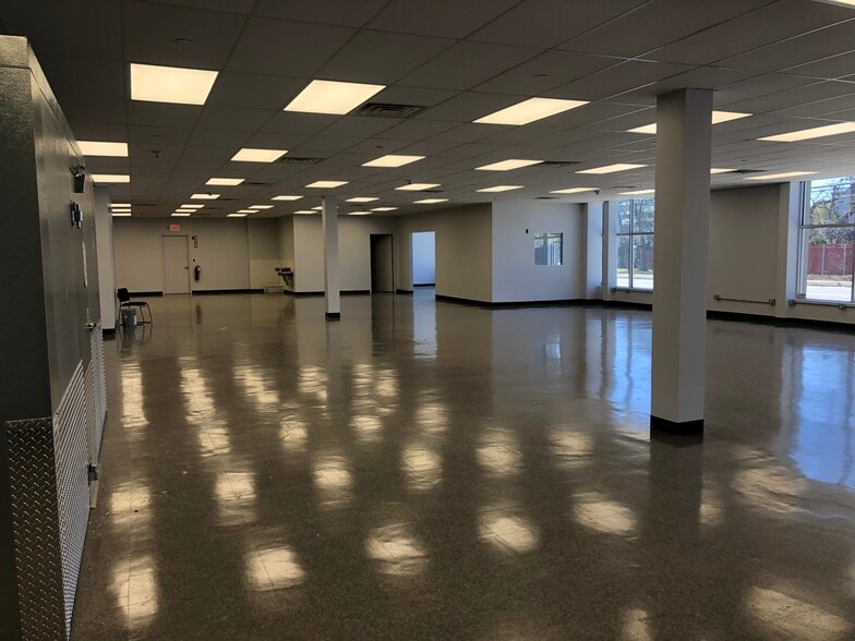 More Photos Of 595 S Broadway, Hicksville Warehouse For Lease