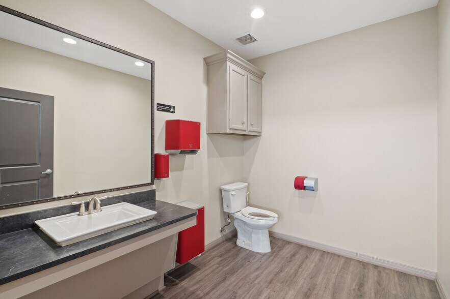 More Photos Of 806 Gladstell St, Conroe Unknown For Lease