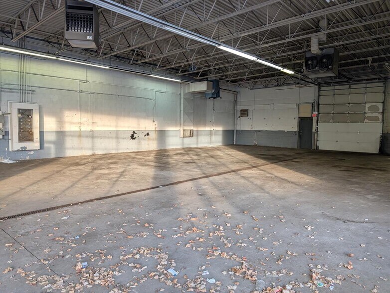 More Photos Of 1955 County Road D E, Maplewood Auto Repair For Sale