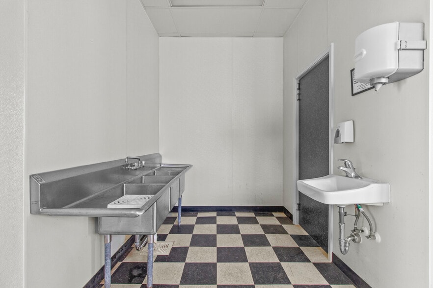 More Photos Of 470 N 4th St, Aurora Freestanding For Sale