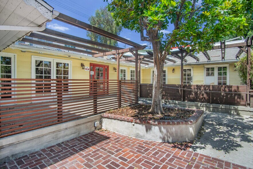 More Photos Of 10820 Ventura Blvd, Studio City Restaurant For Sale