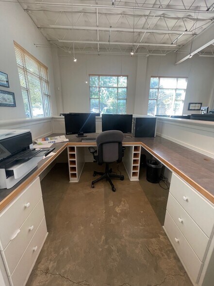 More Photos Of 242 W Sunset Rd, San Antonio Office For Sale