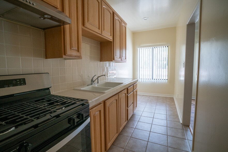More Photos Of 2059 Cedar Ave, Long Beach Apartments For Sale