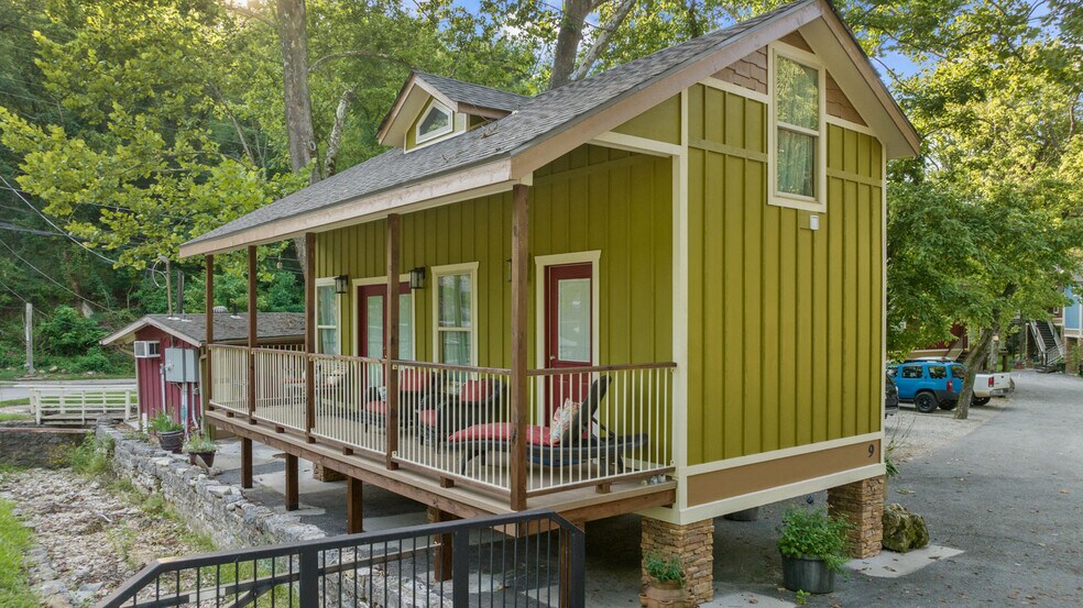 More Photos Of 275 N Main St, Eureka Springs Hotel For Sale