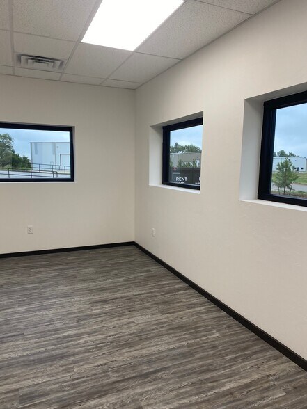 More Photos Of 8409 SW 23rd Pl, Oklahoma City Warehouse For Lease
