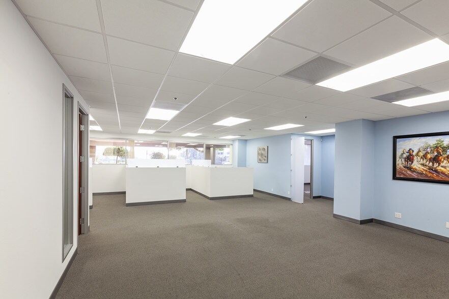 More Photos Of 2011 Palomar Airport Rd, Carlsbad Office For Lease