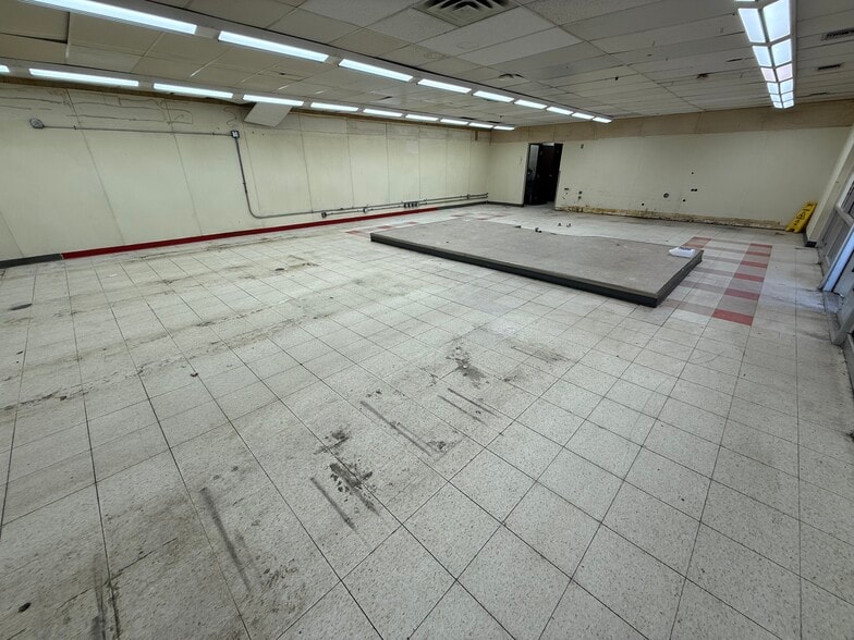 More Photos Of 815 Ellice Av, Winnipeg Convenience Store For Sale