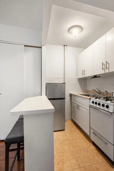 More Photos Of 445 W 36th St, New York Apartments For Sale