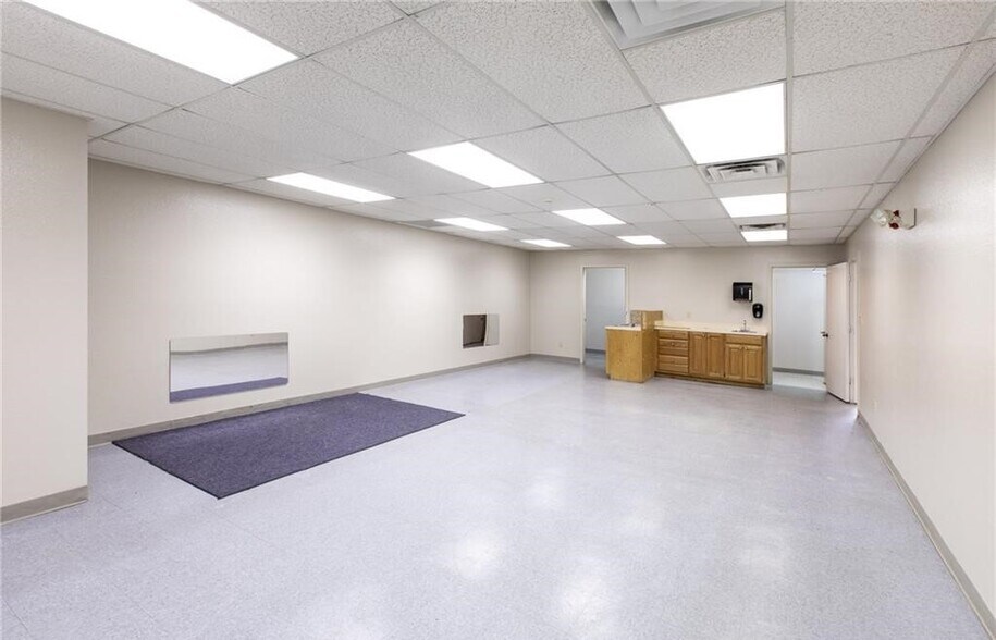 More Photos Of 302 Pointer Trl W, Van Buren Office For Sale