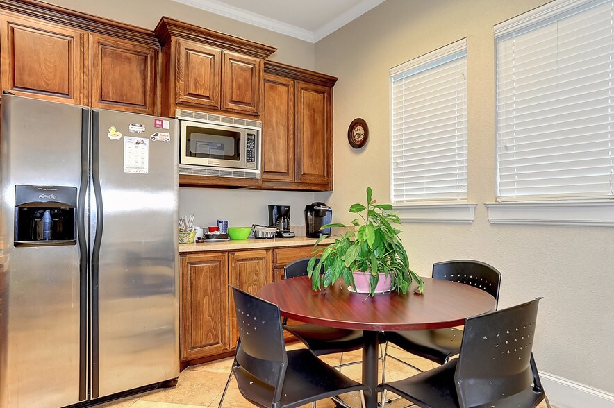 More Photos Of 2913 Overland Trl, Sherman Medical For Lease