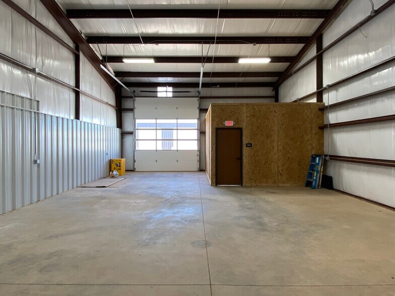 More Photos Of 8116 Silver Crossing, Oklahoma City Warehouse For Lease