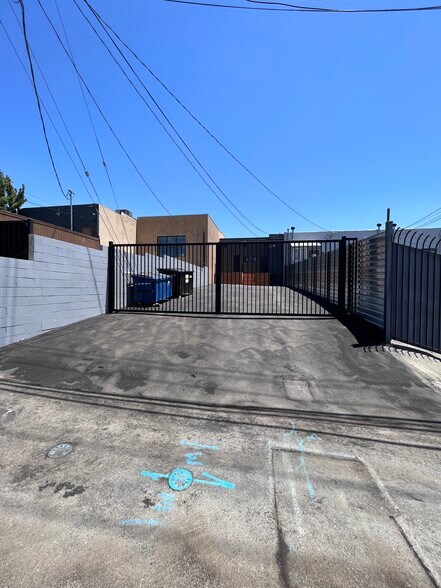 More Photos Of 10039-10041 Commerce Ave, Tujunga Storefront For Sale