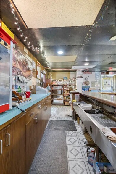 More Photos Of 2106 E 4th Ave, Hutchinson Storefront For Sale