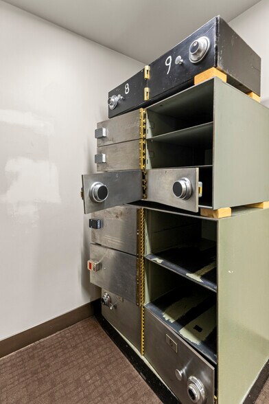 More Photos Of 23700 Goddard Rd, Taylor Bank For Lease