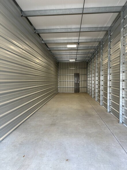 More Photos Of 200 Old County Cir, Windsor Locks Warehouse For Lease