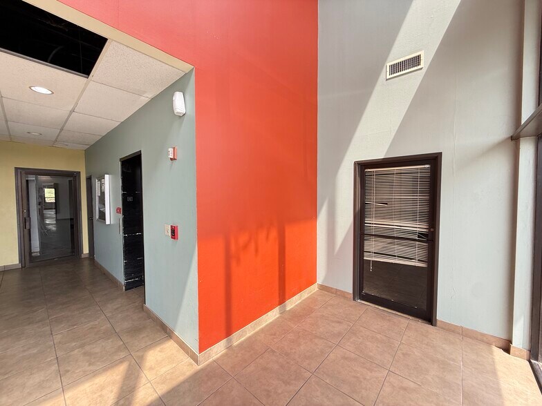 More Photos Of 1606 Headway Cir, Austin Light Manufacturing For Lease
