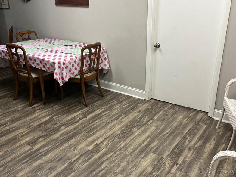 More Photos Of 1316 Chestnut St, Hamilton Industrial For Sale